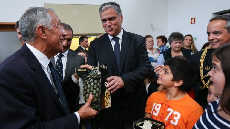 Marcelo Rebelo de Sousa, acompanhado por Vasco Cordeiro, recebe um ananás dos alunos da Escola Primária da Lagoa das Sete Cidades, na Ilha de São Miguel