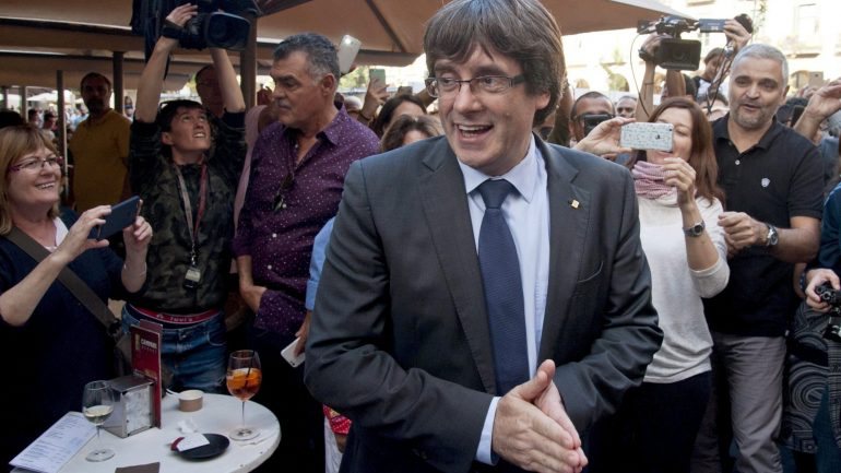 O Governo espanhol destituiu o presidente do governo regional da Catalunha, mas Carles Puidgemont não aceitou a destituição