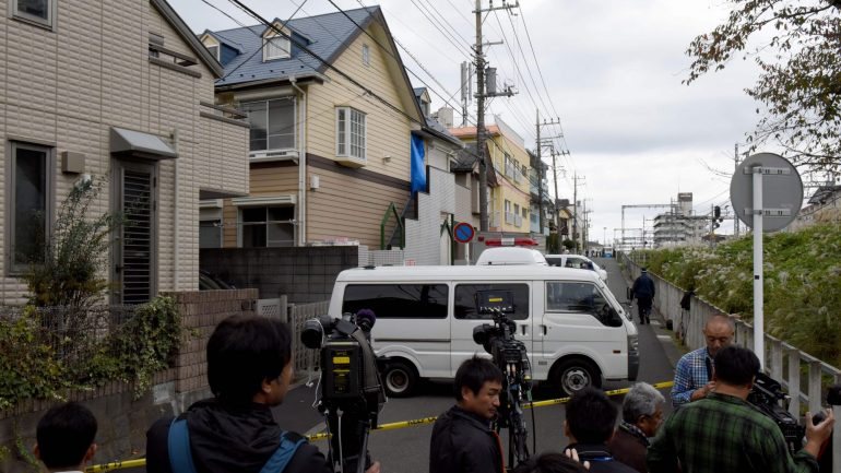 Os cadáveres foram encontrados no interior de um apartamento em Zama, perto de Tóquio.