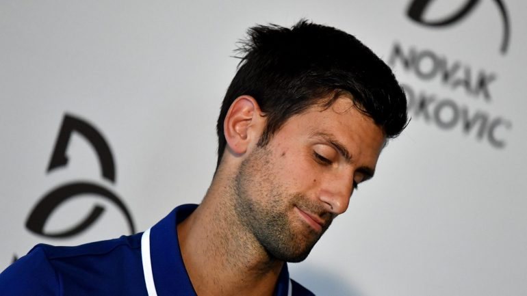 Novak Djokovic está lesionado no cotovelo direito e não joga desde julho