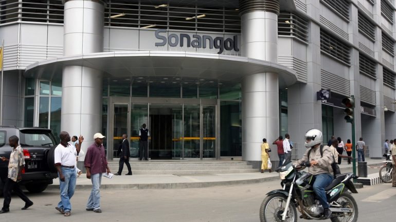A Sonangol defende que a cimenteira não tem infraestruturas próprias de armazenamento