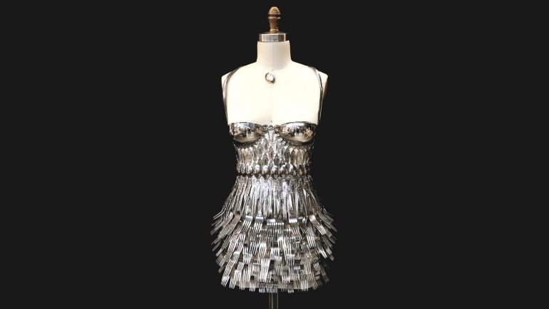 Filipa Mota usou quase 450 talheres para fazer um vestido. O resultado está exposto na Madison Avenue até 15 de novembro.