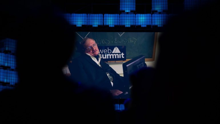 O físico Stephen Hawking falou no primeiro dia da Web Summit, através de um vídeo