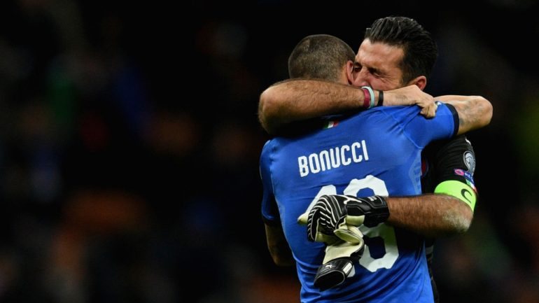 Buffon a chorar com o amigo Bonucci: uma imagem que retrata bem o final de uma era na seleção italiana