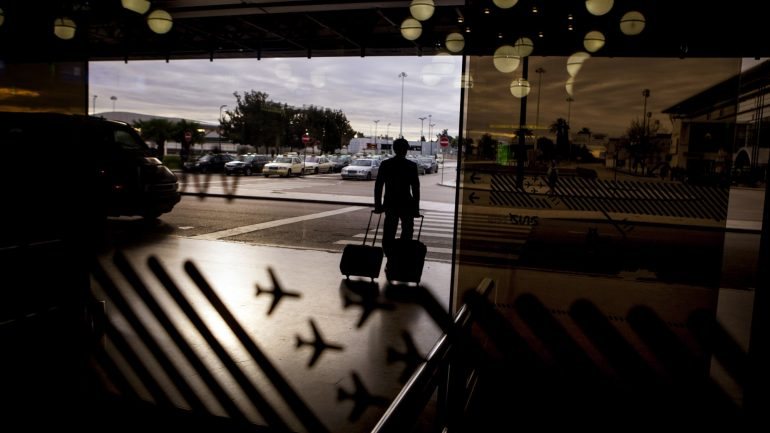 O Serviço de Estrangeiros e Fronteiras intercetou três 'correios de droga' no aeroporto de Lisboa.
