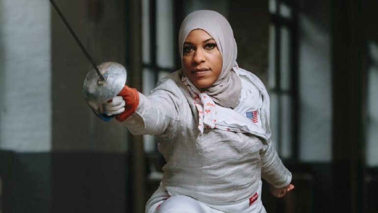 Ibtihaj Muhammad tornou-se a primeira atleta norte-americana a competir com hijab
