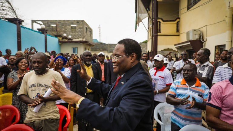 Gabriel Nse Obiang Obono acompanhado pelos apoiantes.
