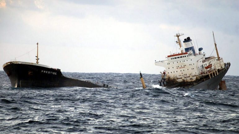 O petroleiro Prestige afundou-se no Atlântico em 2002.