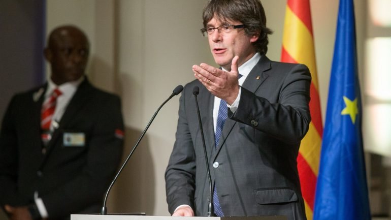 A declaração de independência da Catalunha foi aprovada por 70 dos 135 deputados do parlamento catalão.
