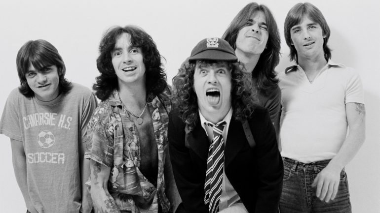 EM 1979: Malcolm Young, Bon Scott, Angus Young, Cliff Williams e Phil Rudd