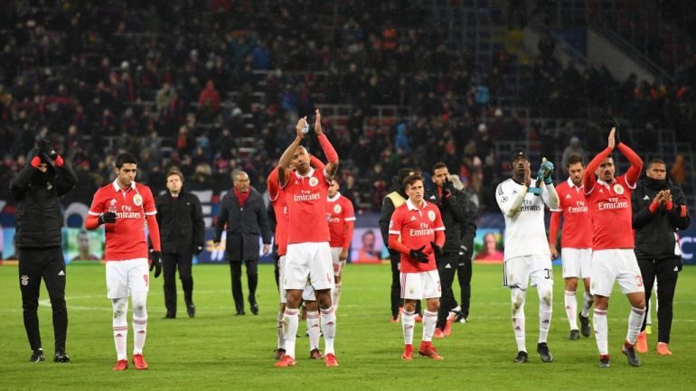 Jogadores do Benfica, aqui a agradecer o apoio dos adeptos na Rússia, somaram a quinta derrota consecutiva