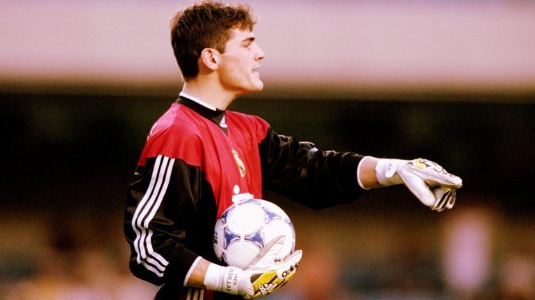 Iker Casillas foi para o banco num jogo da Champions com 16 anos; dois anos depois, estreou-se nas provas europeias