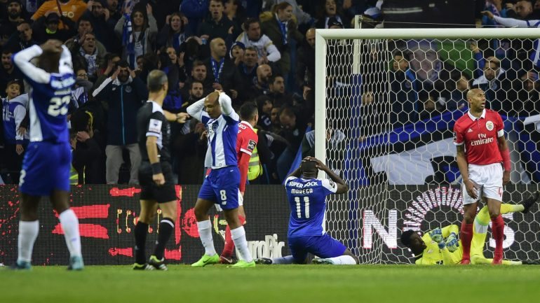 Marega, Danilo e Brahimi de mãos na cabeça: arbitragem à parte, o FC Porto perdeu pontos por culpa própria