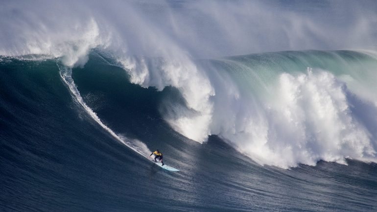 As ondas gigantes da Nazaré serviram de pano de fundo a &quot;The Big Ugly&quot;