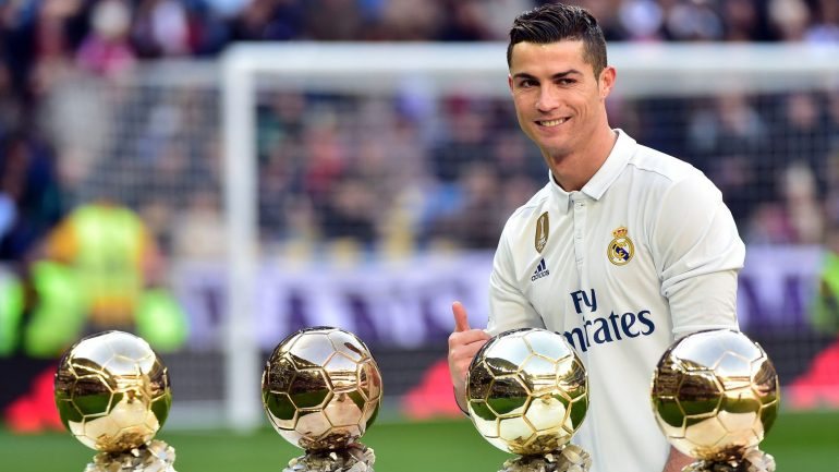 Cristiano Ronaldo no Santiago Bernabéu após a quarta Bola de Ouro; agora, é só acrescentar mais uma