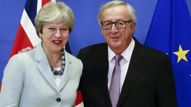 O anúncio foi feito depois de Theresa May e Jean-Claude Juncker estarem reunidos