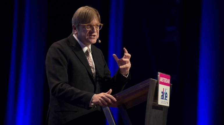 Há questões em que são necessários mais esclarecimentos, considera Guy Verhofstadt