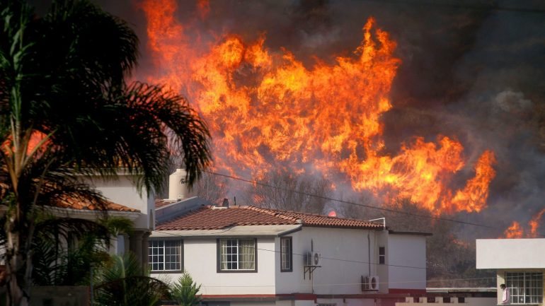 Incêndio de San Diego juntou-se a outros quatro que lavram a noroeste de Los Angeles