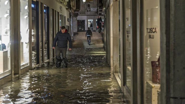 Chuvas provocaram numerosos danos materiais em vivendas e veículos no norte de Itália