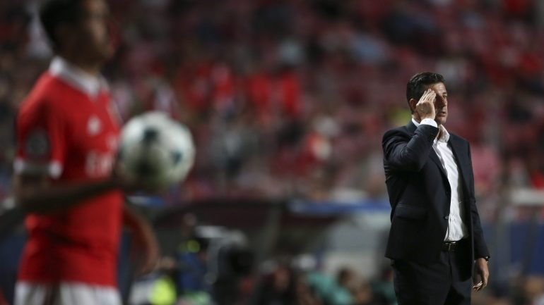 Rui Vitória tem razões para sentir dores de cabeça: irregularidade exibicional do Benfica tem causado problemas durante a época