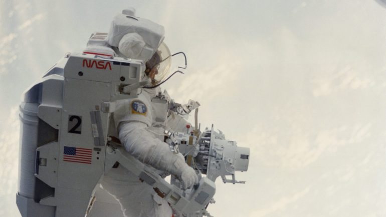 Bruce McCandless ficou a mais de 90 metros do vaivém espacial Challenger sem qualquer cabo de ligação