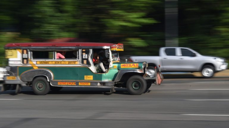 Os passageiros seguiam num Jeepney, um transporte tradicional filipino.