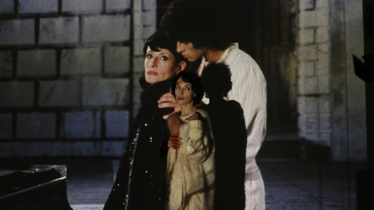 Jeanne Balibar como Barbara, contra uma imagem da cantora, em &quot;Barbara&quot;, de Mathieu Amalric
