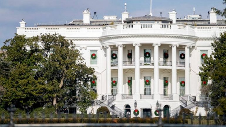 A magnólia, à esquerda, faz parte do jardim da Casa Branca desde 1829