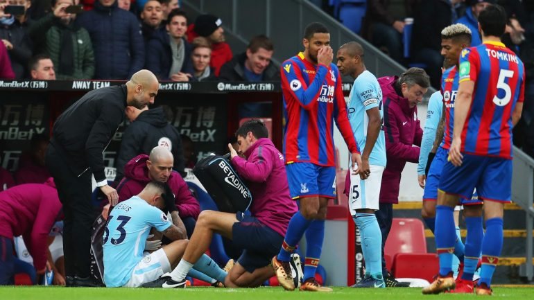 Pep Guardiola tenta confortar Gabriel Jesus, que saiu de campo em lágrimas na primeira parte após lesão