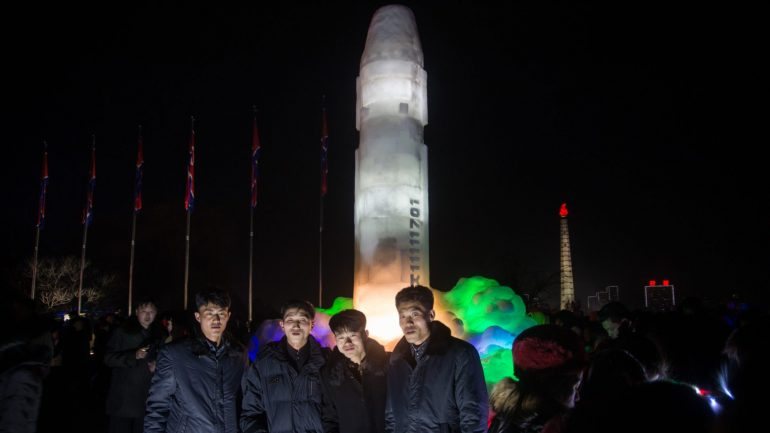 Vários norte-coreanos tiraram fotografias com o 'míssil' de gelo durante as comemorações do ano novo em Pyongyang