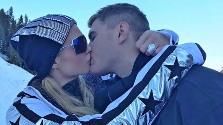 Paris Hilton disse sim ao pedido de casamento do ator Chris Zylka, na passada terça-feira, e a um anel de diamantes avaliado em 2 milhões de dólares.