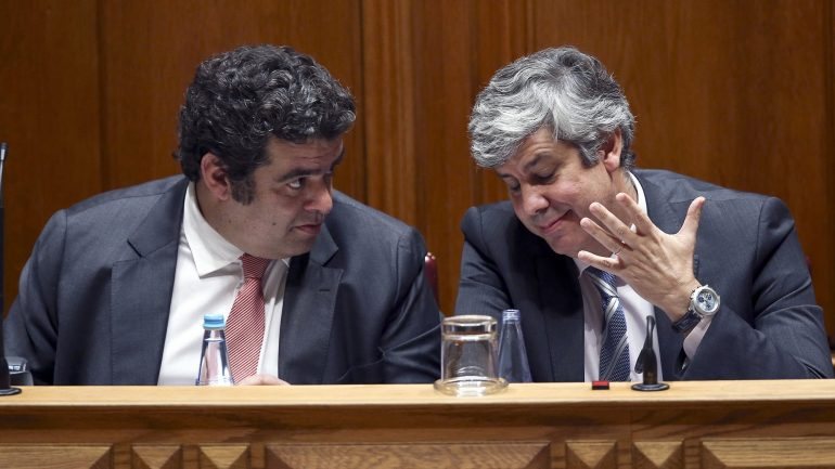 Fernando Rocha Andrade, ex-secretário de Estado dos Assuntos Fiscais, com Mário Centeno, ministro das Finanças