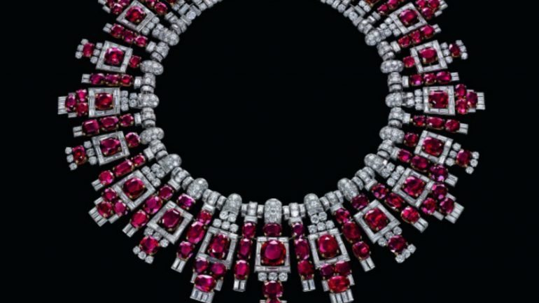 Este colar Cartier, de rubis, era uma das mais de 270 peças em exposição. Não foi roubado