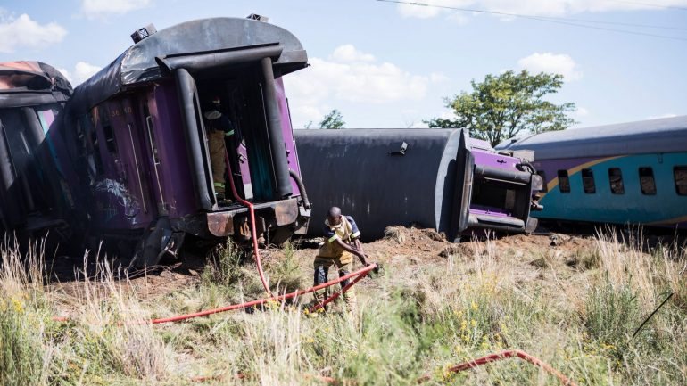 Ainda há cinco dias, a colisão de um comboio com uma carrinha no centro da África do Sul provocou mais de uma dezena de mortos.