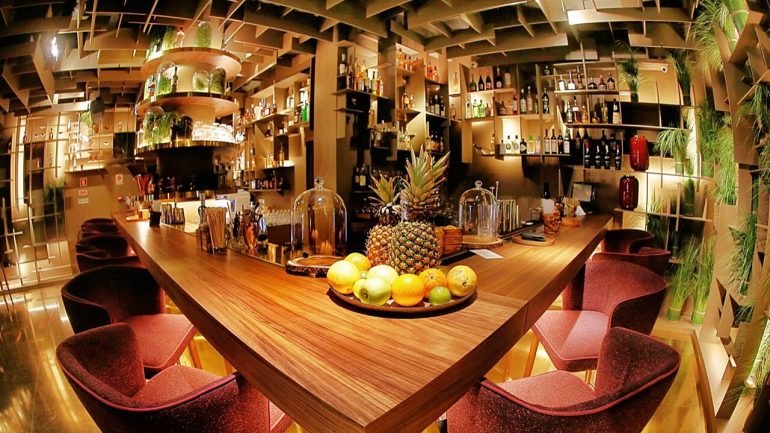 A zona de bar no Nogueira's Porto. Os clientes são convidados a visitá-la antes da refeição.