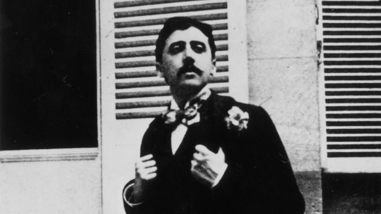 Marcel Proust é conhecido pelo romance &quot;Em Busca do Tempo Perdido&quot;, publicado em sete partes entre 1913 e 1927