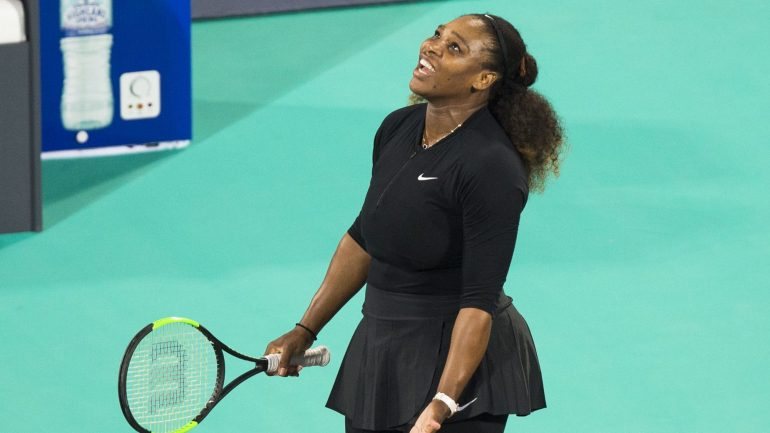 Serena voltou num jogo de exibição em Abu Dhabi mas sentiu ainda não estar onde quer e desistiu do Open da Austrália