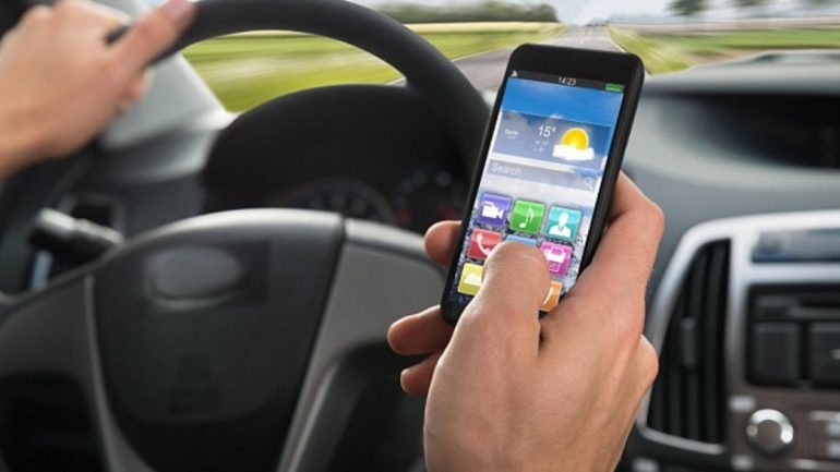 Segundo as últimas estatísticas, um em cada 10 acidentes mortais ocorridos em França está relacionado com o uso do telemóvel durante a condução