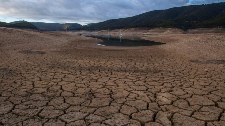 Seca. Cidade do Cabo, na África do Sul, pode ficar sem água em abril deste  ano – Observador