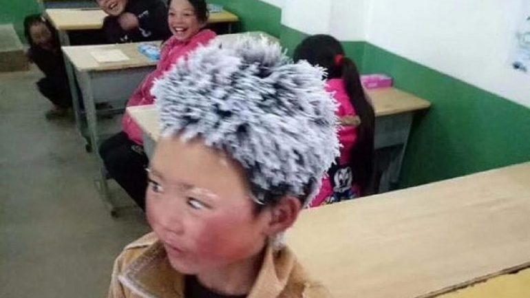 Wang Fuman tem oito anos e vive com a avó e a irmã mais velha