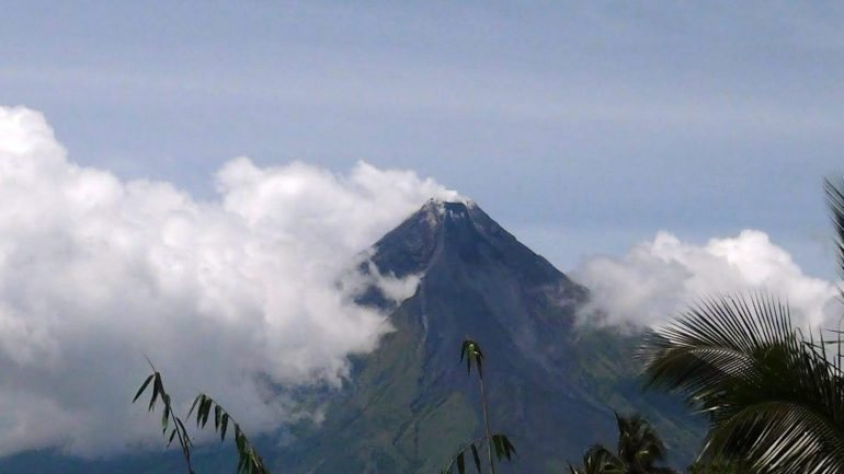 As autoridades aconselharam a população a não se aproximar de um raio de seis quilómetros do vulcão