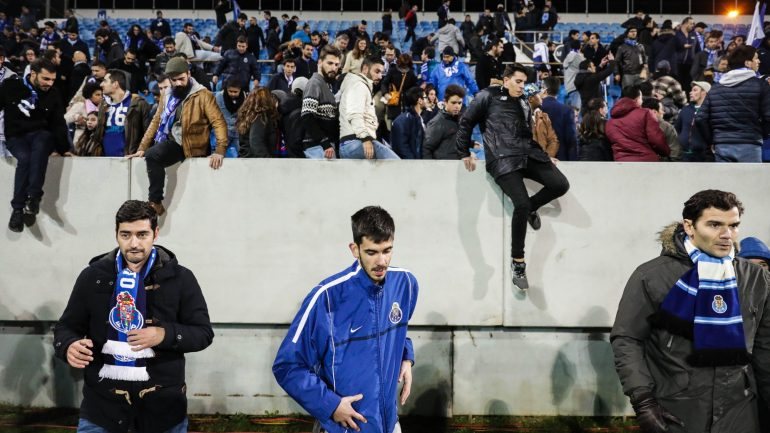Depois da evacuação da bancada norte do António Coimbra da Mota, jogo foi mesmo interrompido por falta de segurança