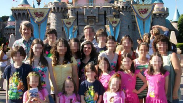 A família Turpin durante uma viagem à Disneyland, na Califórnia
