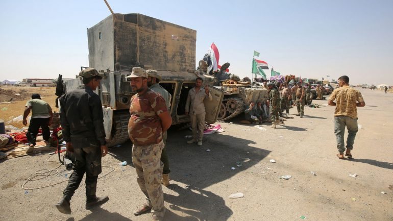 Tropas iraquianas com o apoio dos Estados Unidos da América trabalham em conjunto em operações contra o estado islâmico (imagem de 2017)