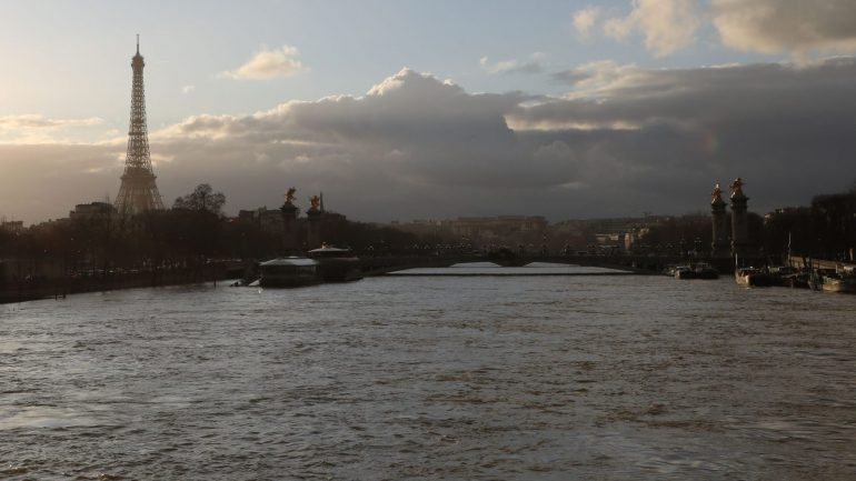 Subida das águas impede embarcações de atravessarem por debaixo das pontes que cruzam o Sena