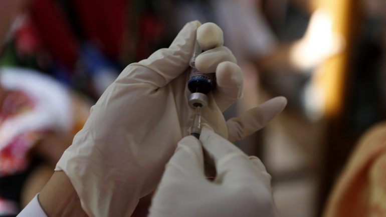 Cerca de oito mil pessoas foram aos centros de saúde para se vacinarem entre sexta-feira e domingo