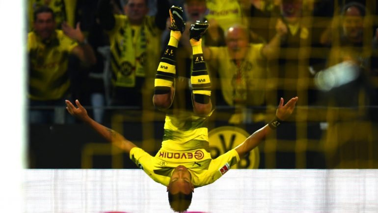 Aubameyang num dos mortais com que às vezes comemorava os golos apontados pelo B. Dortmund