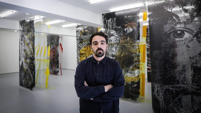 O artista acompanhado pelas novas obras que vai desvendar ao público na Galeria Vera Cortês