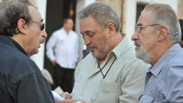Fidel Castro Diaz-Balart (Fidelito), ao centro na fotografia, tinha 68 anos