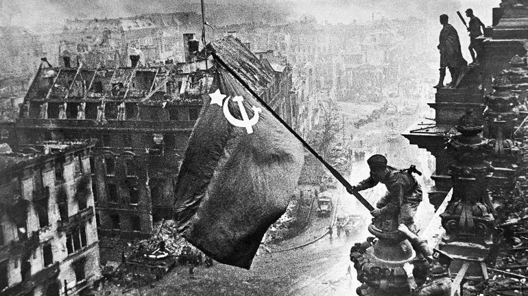 Yevgeny Khaldei acrescentou à própria fotografia oficiais soviéticos hasteando a bandeira vermelha sobre o Reichstag, na Alemanha, para esconder os soldados que na fotografia original saqueavam um prédio